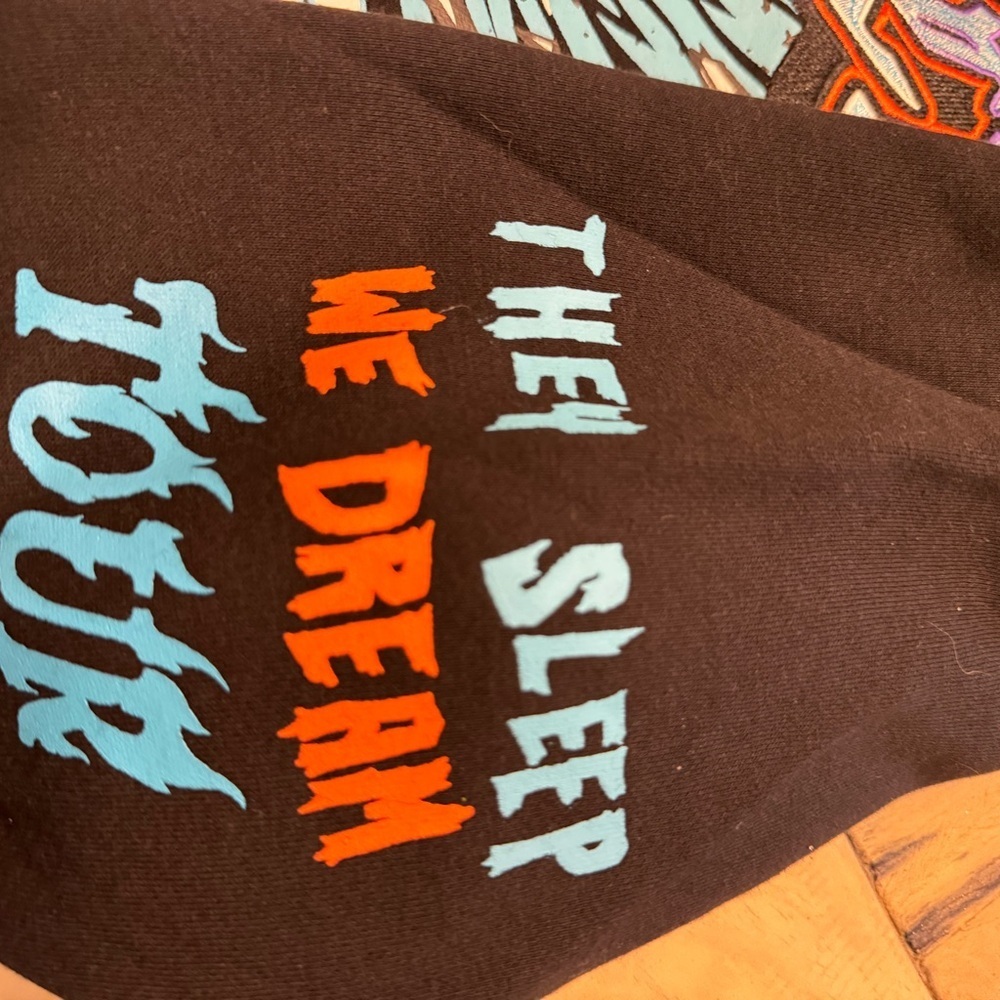 NWT 🔥🔥Dreamland Pullover Hoodie - Size Lrg - raised embroidered- Really Nice! - Picture 2 of 6